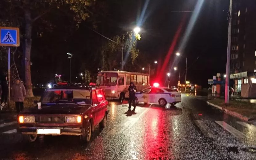 Пожилой водитель сбил женщину с ребенком в Глазове. Видео: 1-й отдел УГИБДД по Удмуртии