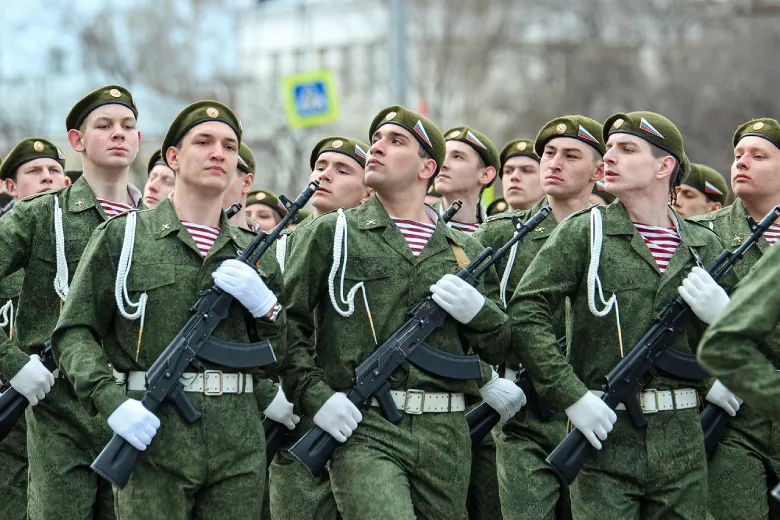 Эксперты выявили, что для россиян День Защитников Отечества утратил историческую значимость