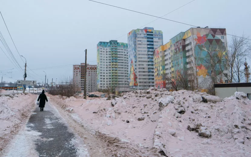 Снег в городке Строителей приобрел красный оттенок. Фото: Маша Бакланова