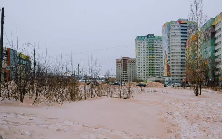 «Красный снег, красный лед»: 10 фото марсианских пейзажей покрывшегося пылью Ленинского района Ижевска