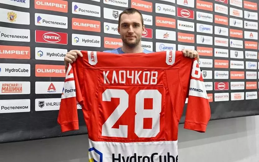 Хоккейная «Ижсталь» усилилась нападающим Алексеем Клочковым