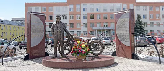 «Аксион» открыл памятник конструктору первых отечественных мотоциклов Петру Можарову