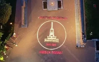Фотофакт: башню Ижмаша из свеч зажгли в сквере Победы Ижевска