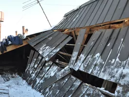 Крыша многоквартирного дома обрушилась в Ижевске под тяжестью снега