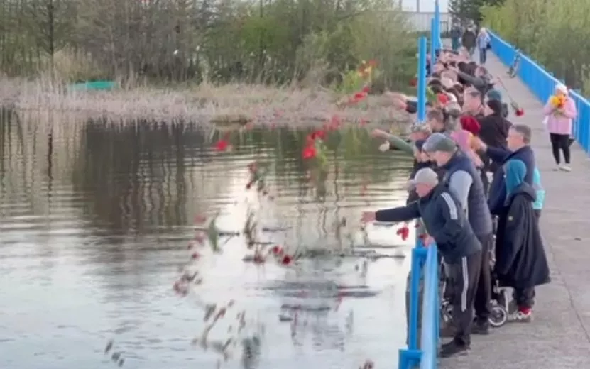 Видеофакт: родственники и друзья утонувших в Ижевске мужчин принесли цветы к месту их гибели