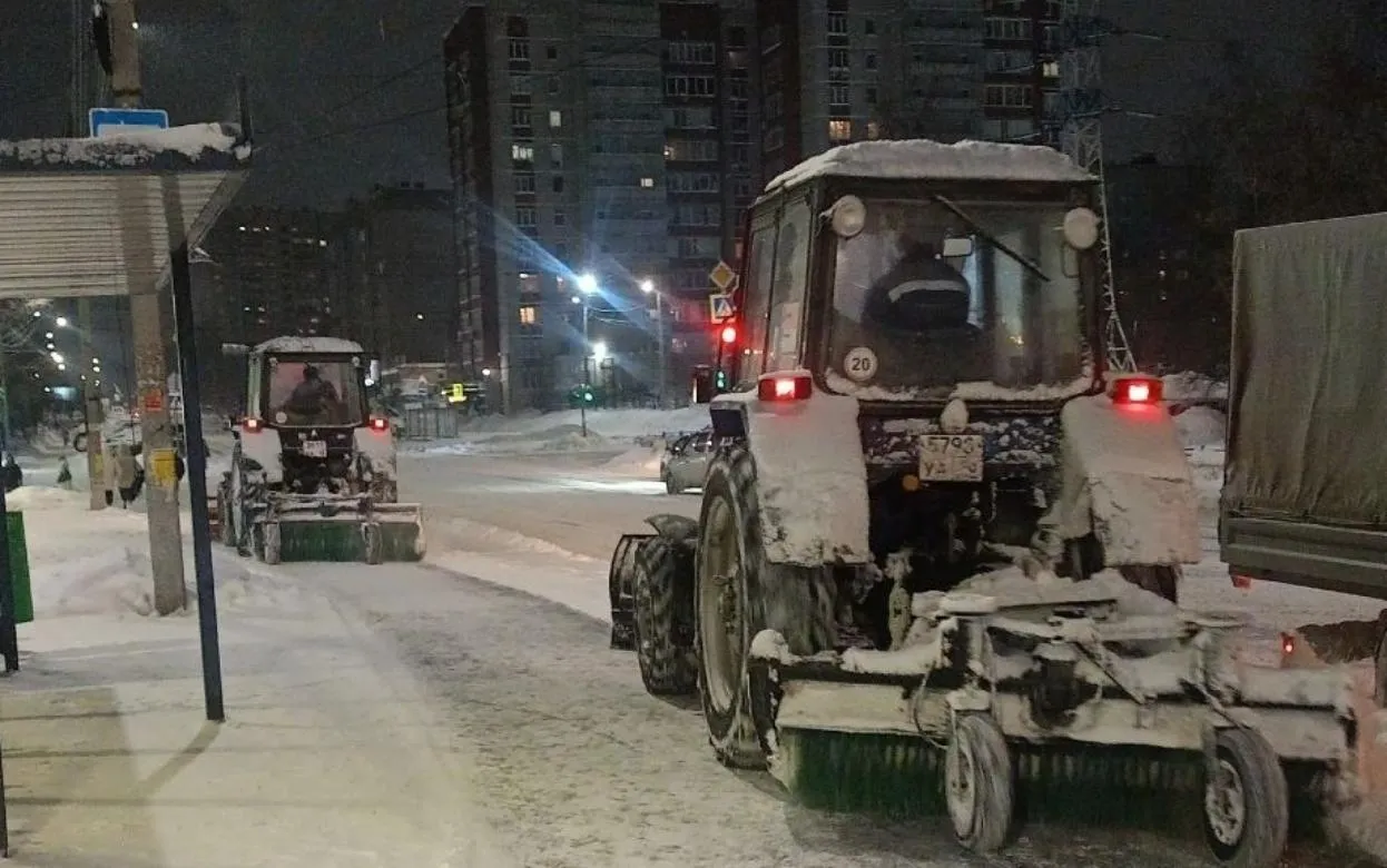 160 машин и 129 рабочих очищают улицы Ижевска от снега