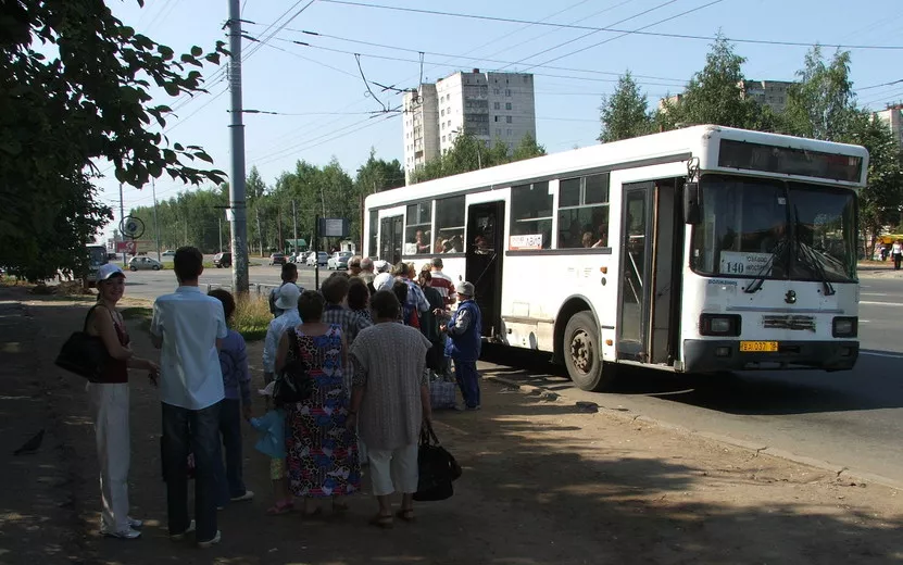 Дополнительные автобусы отправят на кладбища Ижевска в Родительскую субботу