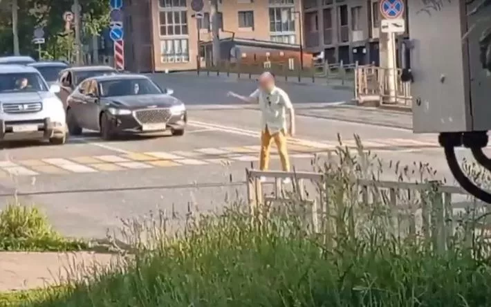 Видео: мужчина в желтых штанах вышел на регулировку перекрестка в центре Ижевска