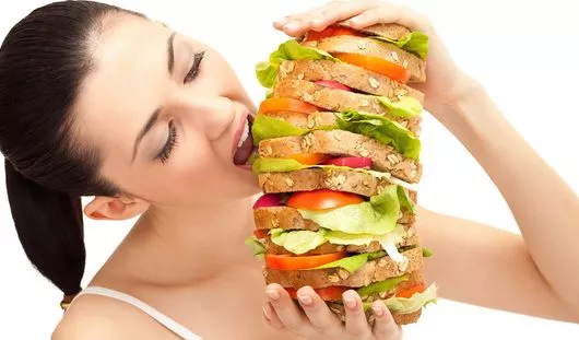 Почему некоторые люди едят много и не толстеют, рассказали ученые