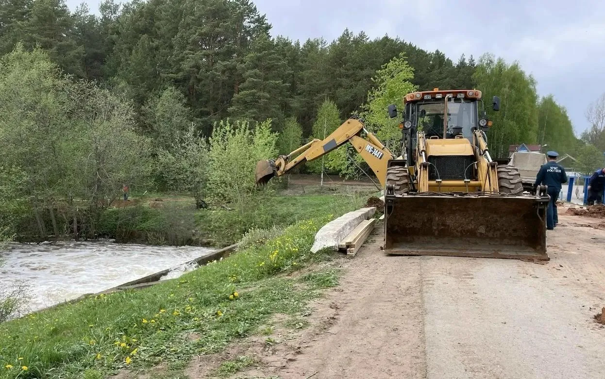 Подтопленные из-за прорыва плотины дворы в Можге освободились от воды