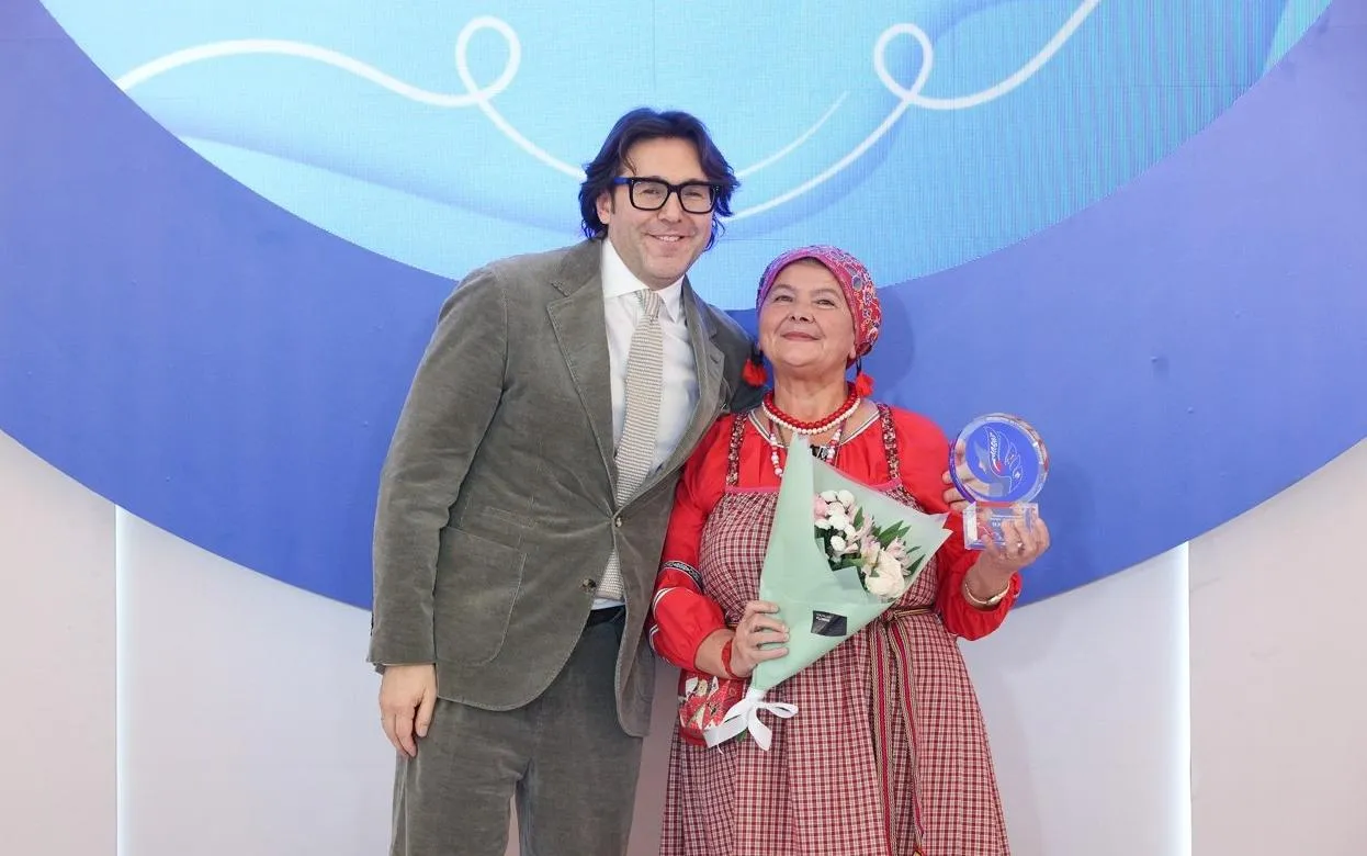 Андрей Малахов наградил жительницу Удмуртии за победу в конкурсе «Женщины за сохранение традиций»