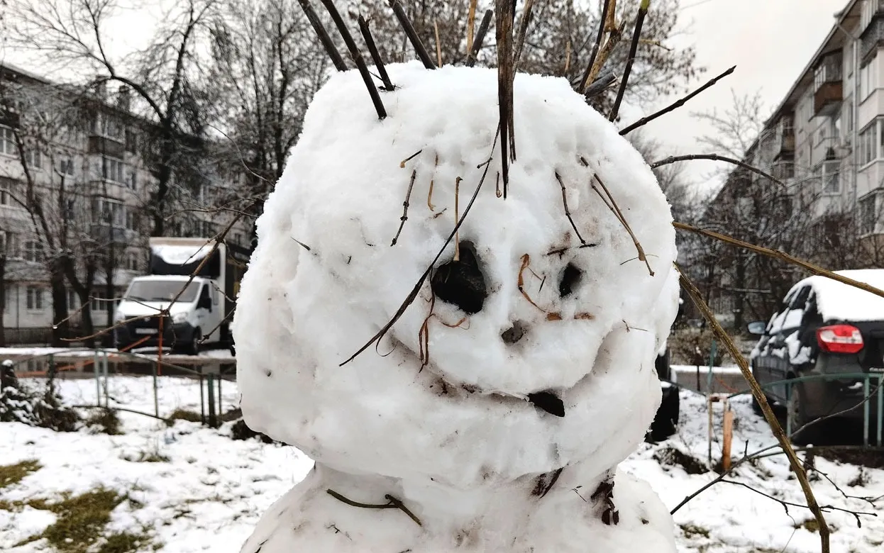 Фотофакт: суровые снеговики появились во дворах Ижевска