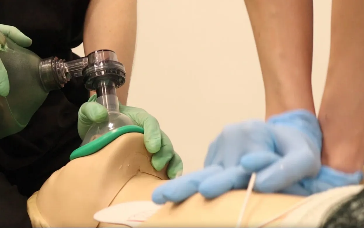 Студенты медицинского колледжа обучаются на технике «Аксион». Видео: Данил Иванов