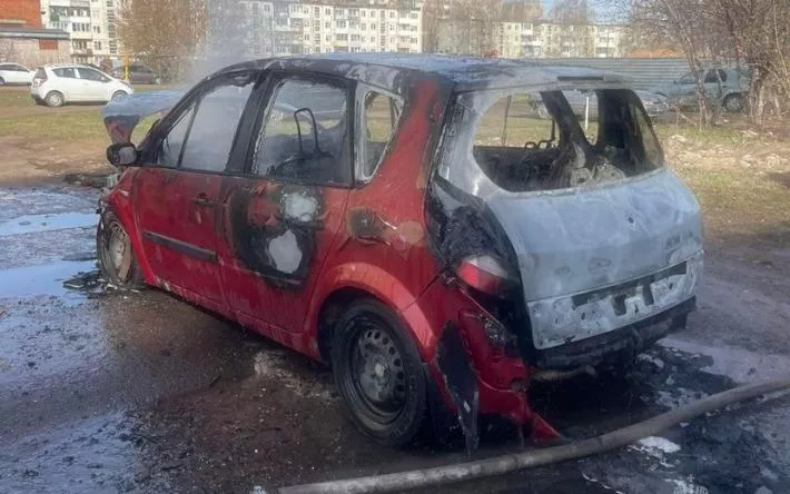 Машина сгорела на улице Драгунова в Ижевске