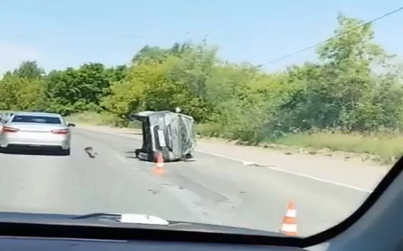  На дороге в Удмуртии произошла авария с участием машины-перевертыша