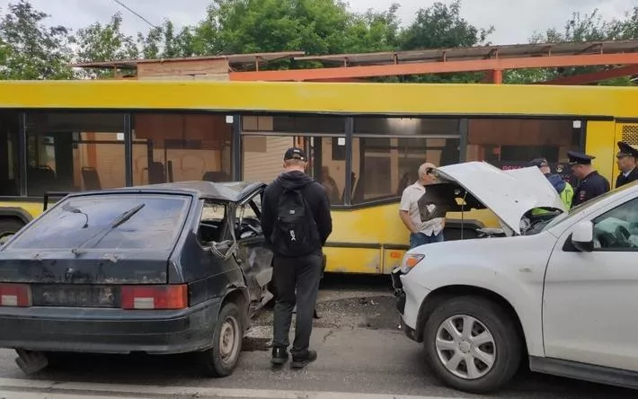 Водитель ВАЗа погиб в ДТП с автобусом на ул. Труда в Ижевске