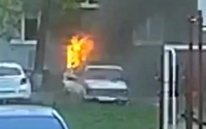 Дети сожгли машину во дворе дома в Ижевске. Видео: пресс-служба ГУ МЧС по Удмуртии