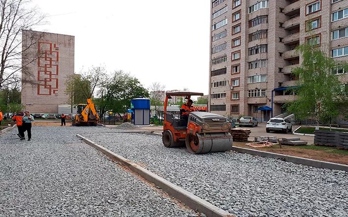 Ремонт на 4 млн рублей проводят во дворе на ул. Воровского в Ижевске с помощью нацпроекта