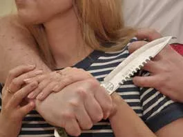 «Мужчина начал угрожать ножом, но идти в милицию мы боимся»