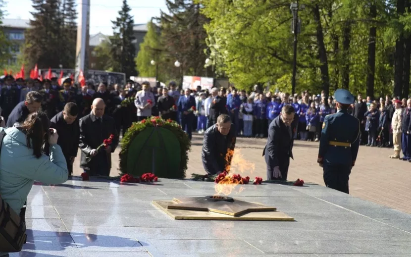 Возложение цветов к Вечному огню в Ижевске. Фото: Маша Бакланова