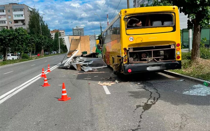 Водитель на «УАЗе» врезался в автобус в Ижевске