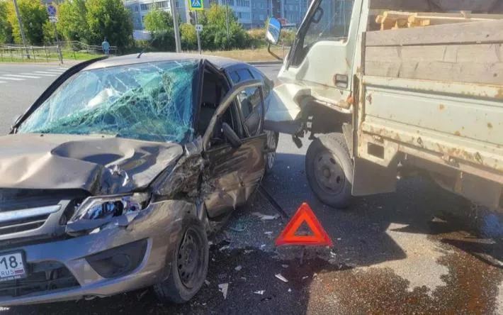 Двое взрослых и трое детей пострадали в ДТП на ул. Автозаводской в Ижевске