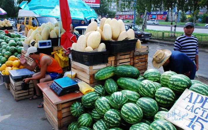 Жителей Удмуртии предостерегли от покупки овощей у дорог