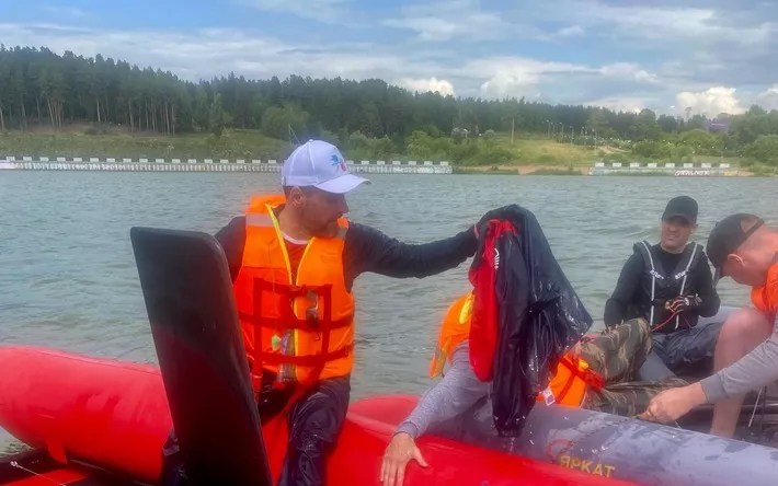 На пруду Ижевска перевернулся катамаран