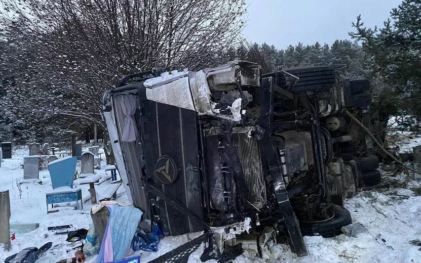 Грузовик перевернулся на кладбище в Воткинске