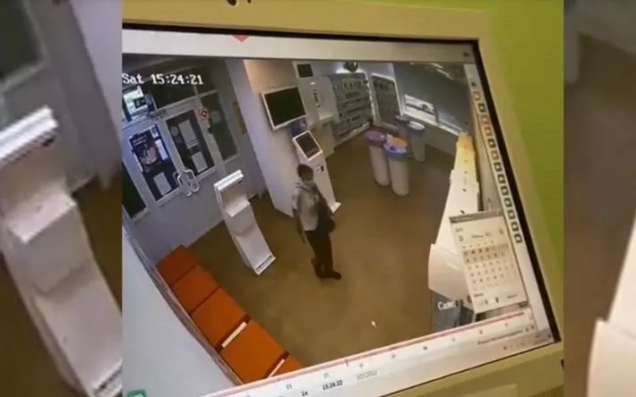 Видео: житель Ижевска ограбил салон связи