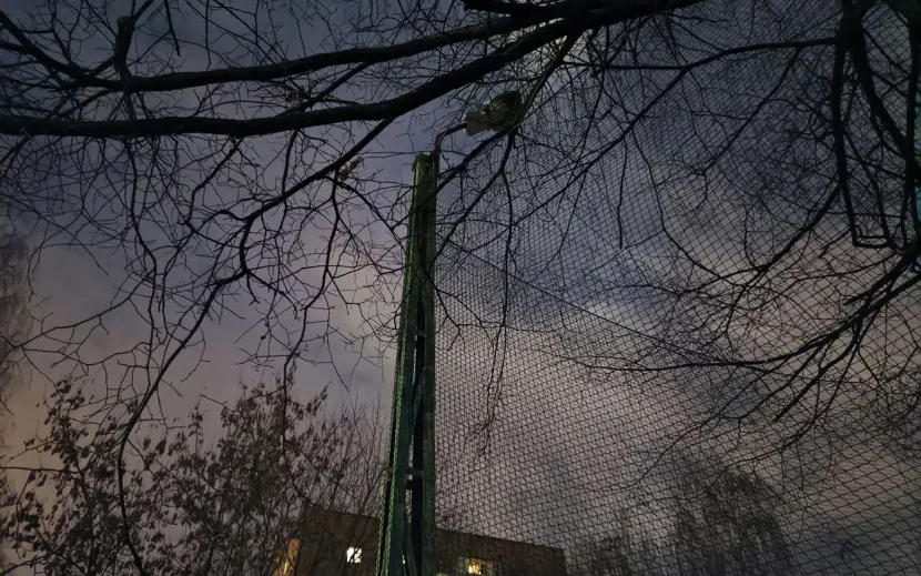 На Кирова 7 есть хоккейная коробка с установленными светоточками, но, по словам жителей района, их включают редко т.к. часть из них светит в окна соседнего дома