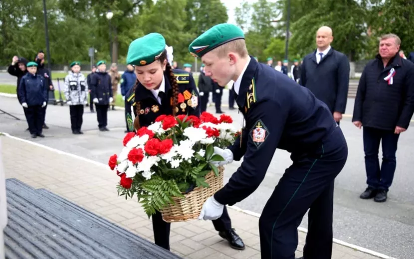 Кадеты возлагают цветы к памятнику Дерябину
