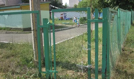 В эту дыру в заборе и ускользнул от воспитателей ребенок