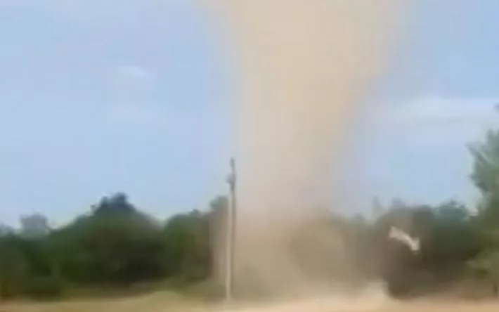 Видео: пыльные вихри заметили в нескольких районах Удмуртии
