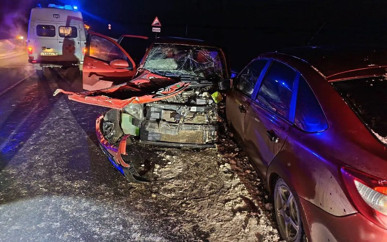 Двое детей и четверо взрослых попали в больницу после ДТП в Алнашском районе