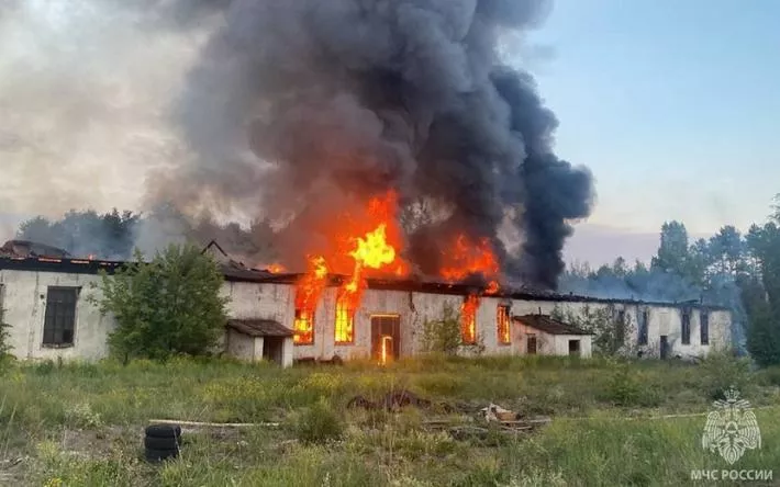 Пожар в гараже на площади 1350 кв. м произошел в Удмуртии