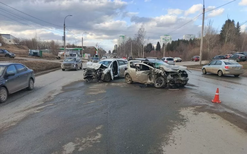 Renault выехал на встречную полосу и столкнулся с Lada Vesta в Ижевске