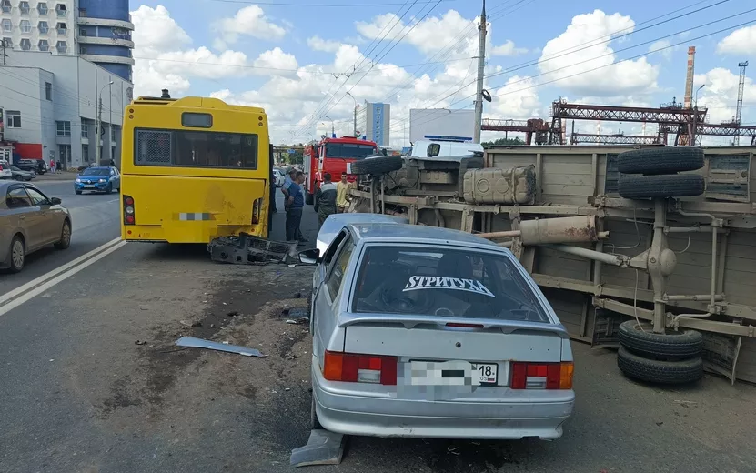 Три человека пострадали в ДТП с легковушкой, грузовиком и автобусом в Ижевске