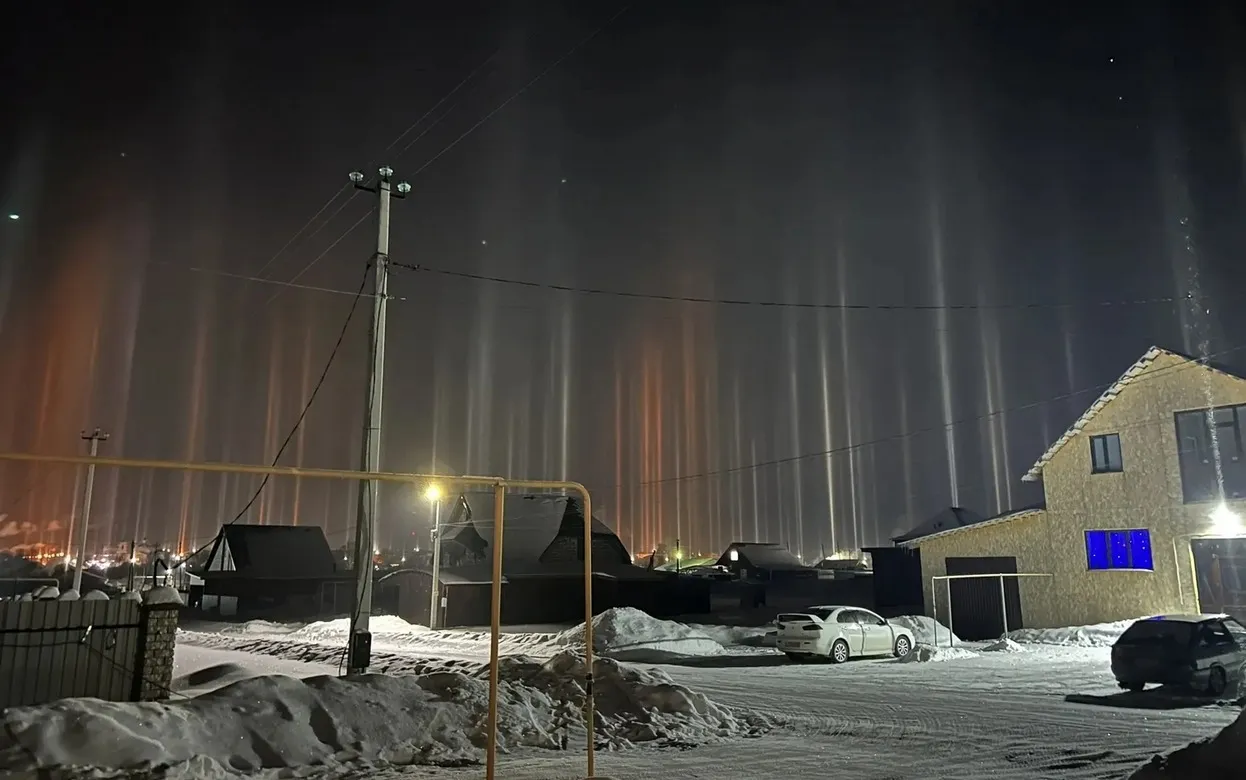 Фотофакт: жители Удмуртии заметили световые столбы 