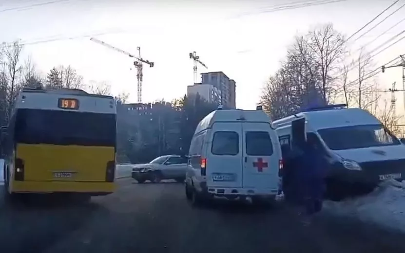 Видеофакт: машина скорой помощи попала в ДТП у больниц в Ижевске