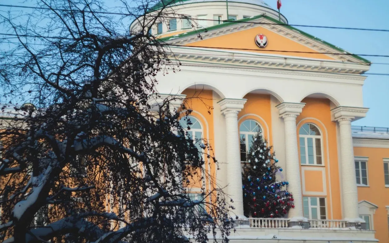 Закрывшиеся кафе, застрявшая в снегу скорая помощь и коляски в подъездах: что обсуждают ижевчане в социальных сетях 12 января