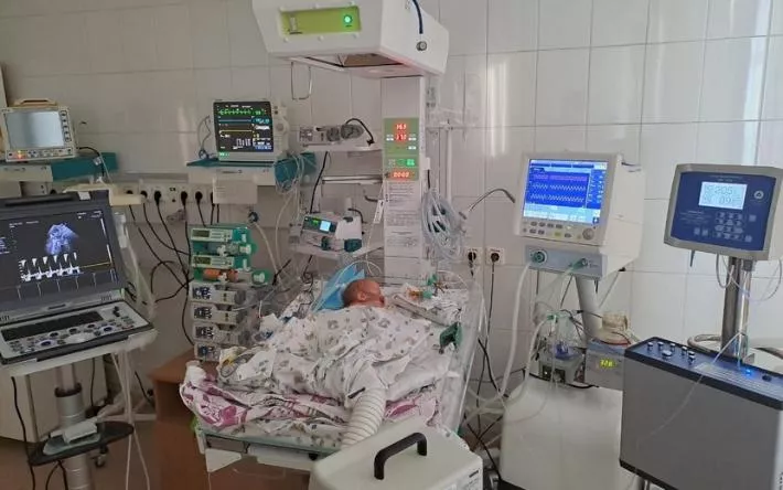 Врачи в Ижевске спасли новорожденного младенца с редкой патологией
