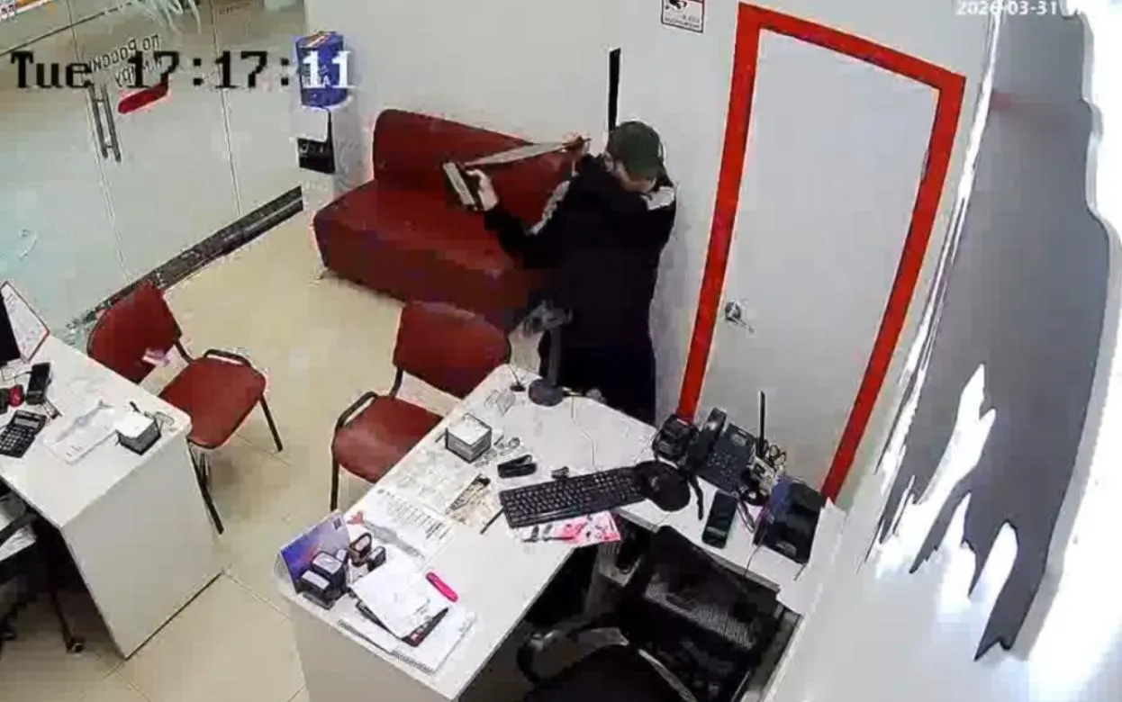 Видеофакт: нетрезвый мужчина устроил погром в одном из ТЦ Ижевска