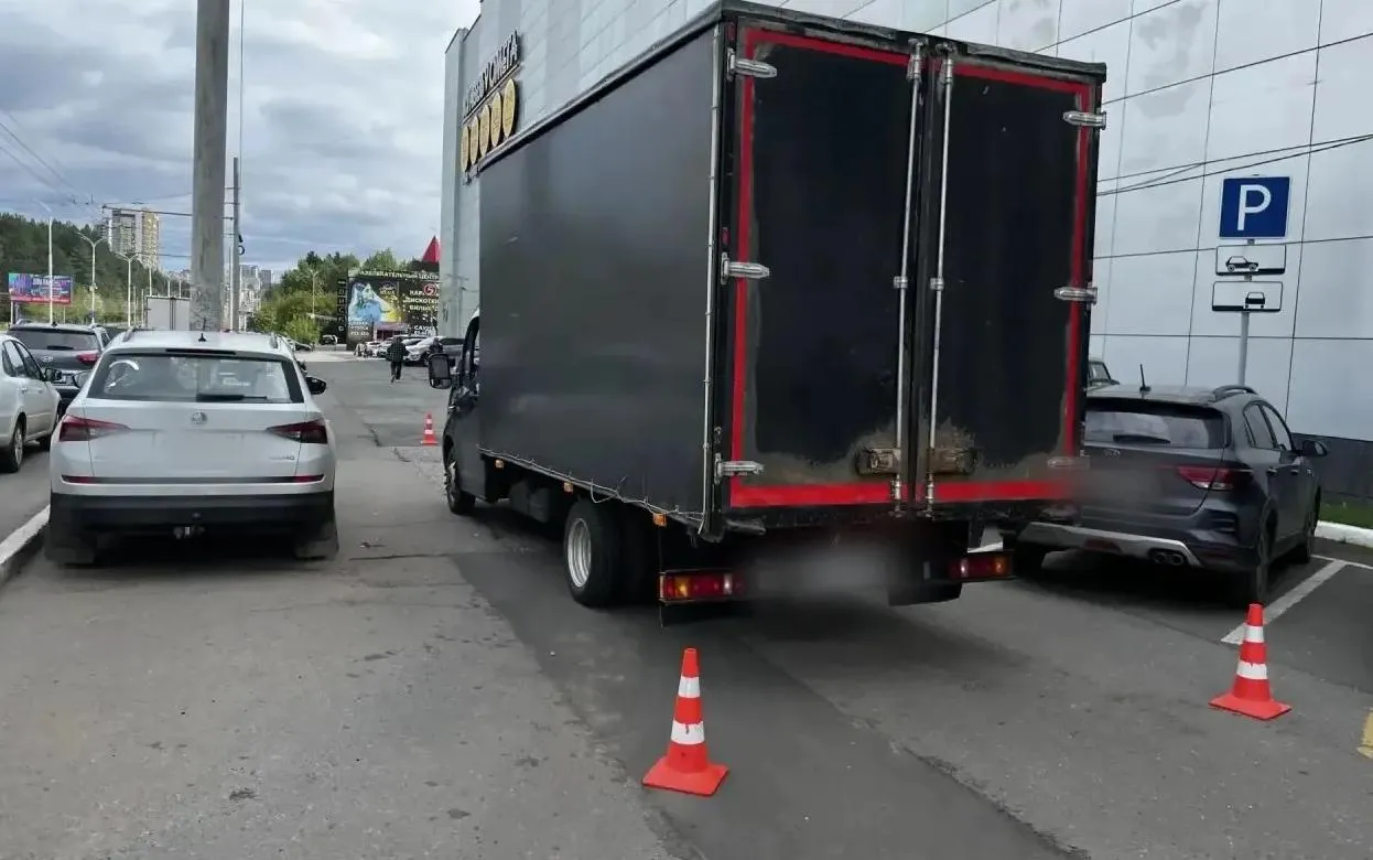 Водитель грузовика сбил пенсионерку у торгового центра в Ижевске