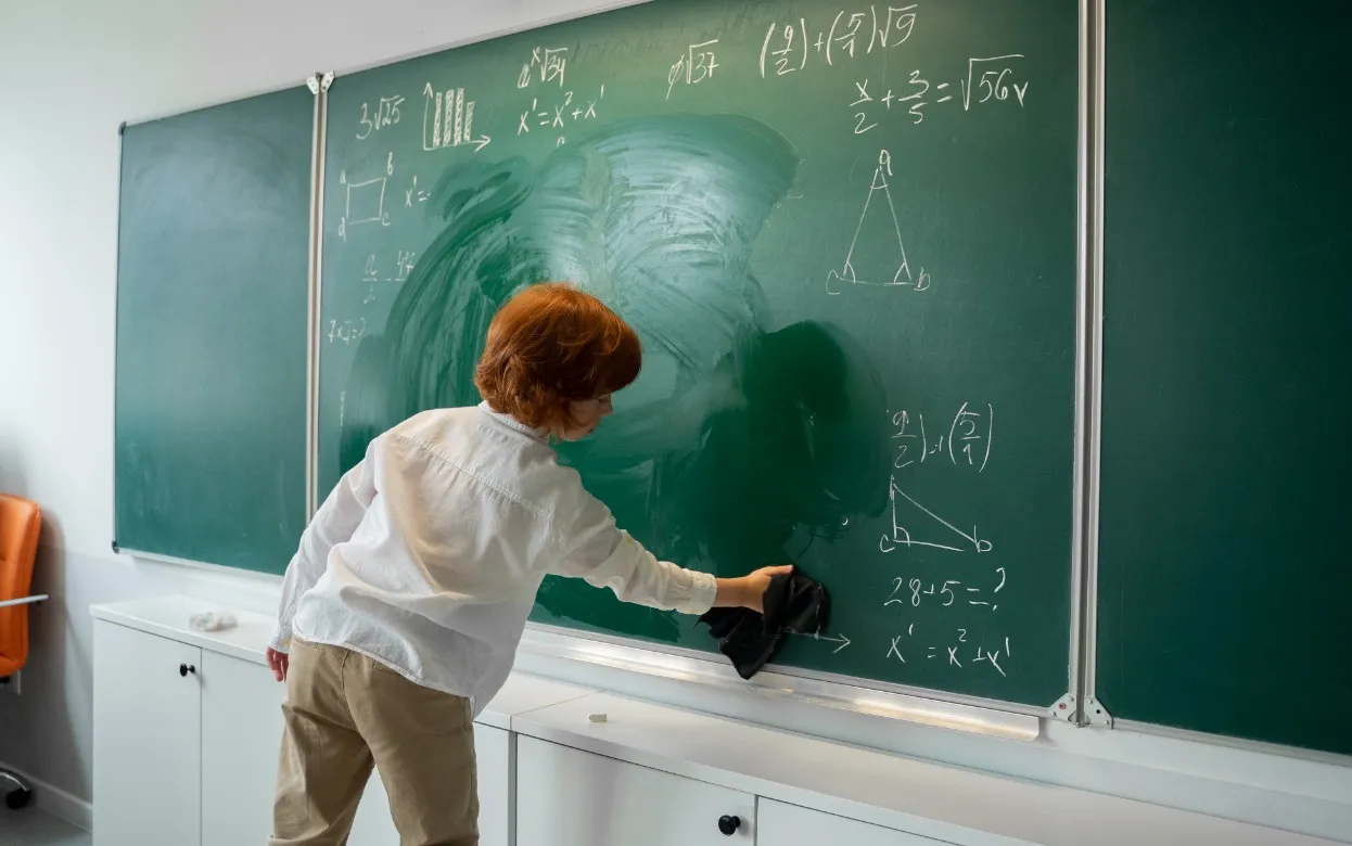 Ребенок молчит у доски, хотя дома все знает – почему так происходит?