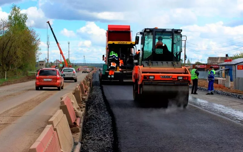 У деревни Каменное на дороге Ижевск – Сарапул начали укладывать асфальт.  Фото: правительство Удмуртии