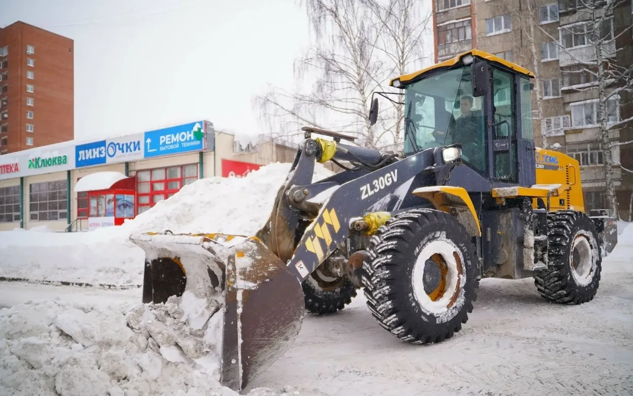 138 единиц спецтехники задействовали для снегоуборочных работ в Ижевске