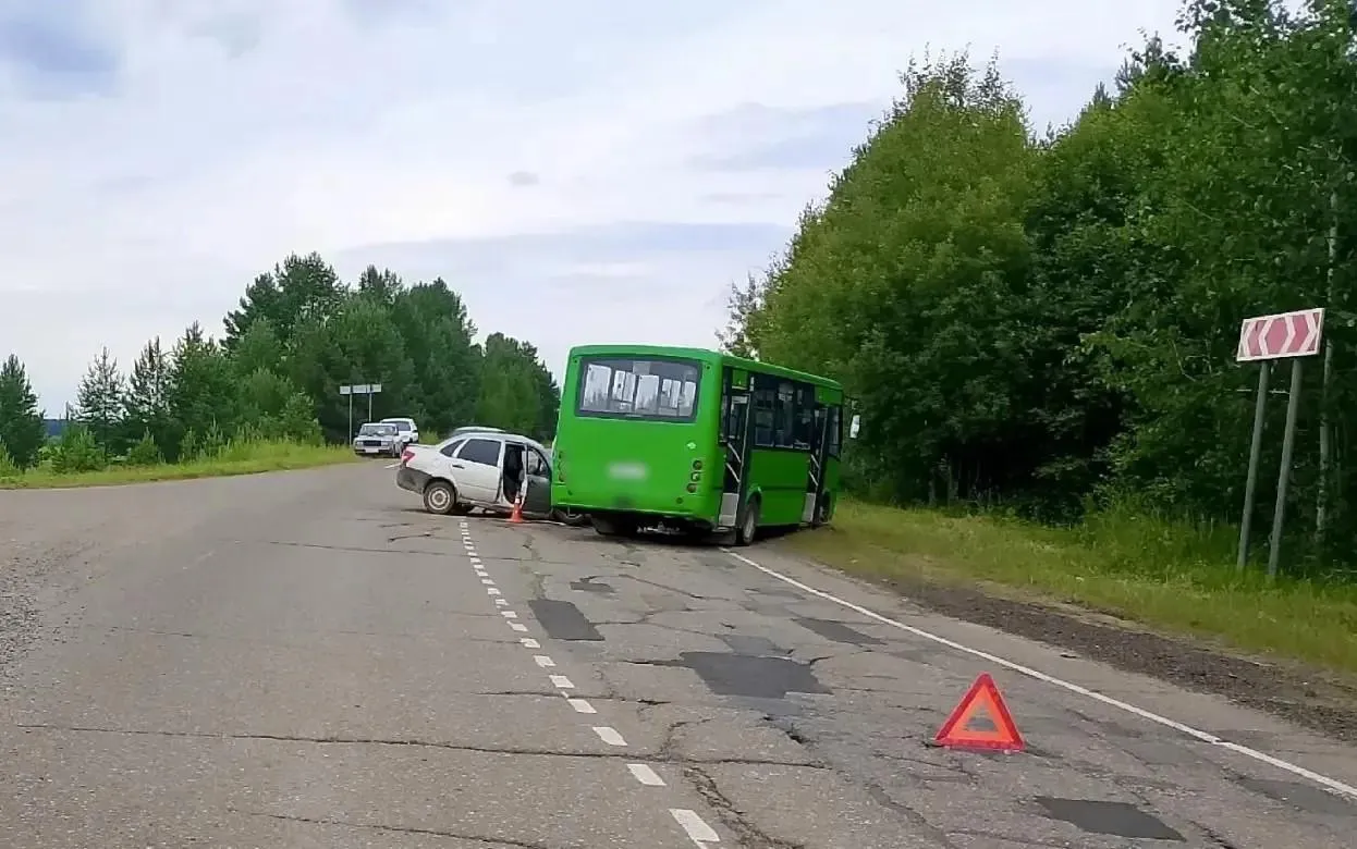 Пять человек пострадали в столкновении автобуса и легковушки в Удмуртии