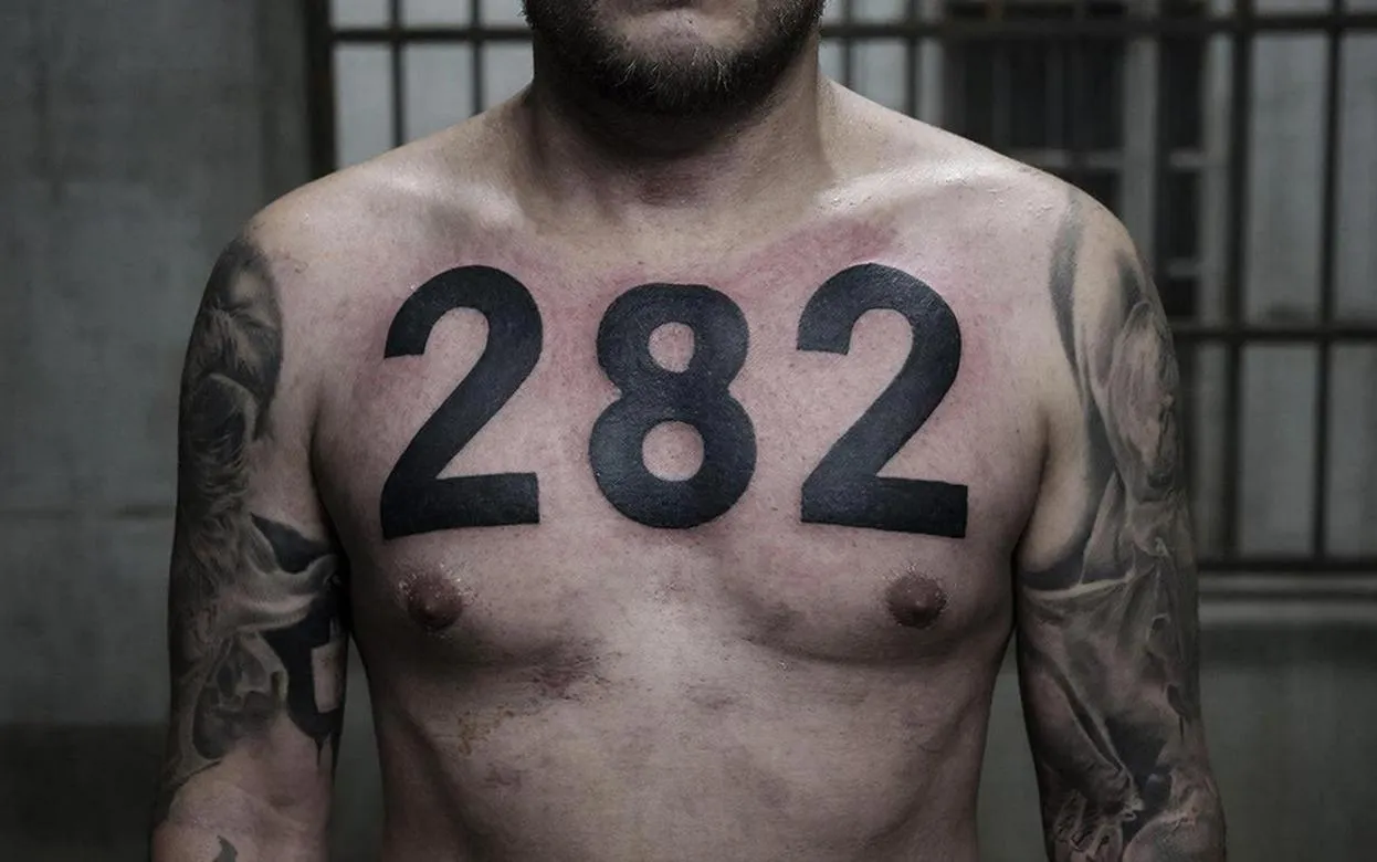 Осужденного колонии Удмуртии обвинили в демонстрации экстремистских тату