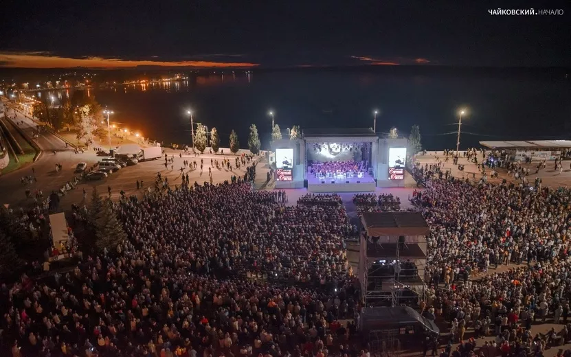 Фотофакт: 30 тыс. человек посетило «Евгения Онегина» с Башметом и Хабенским на набережной Воткинска
